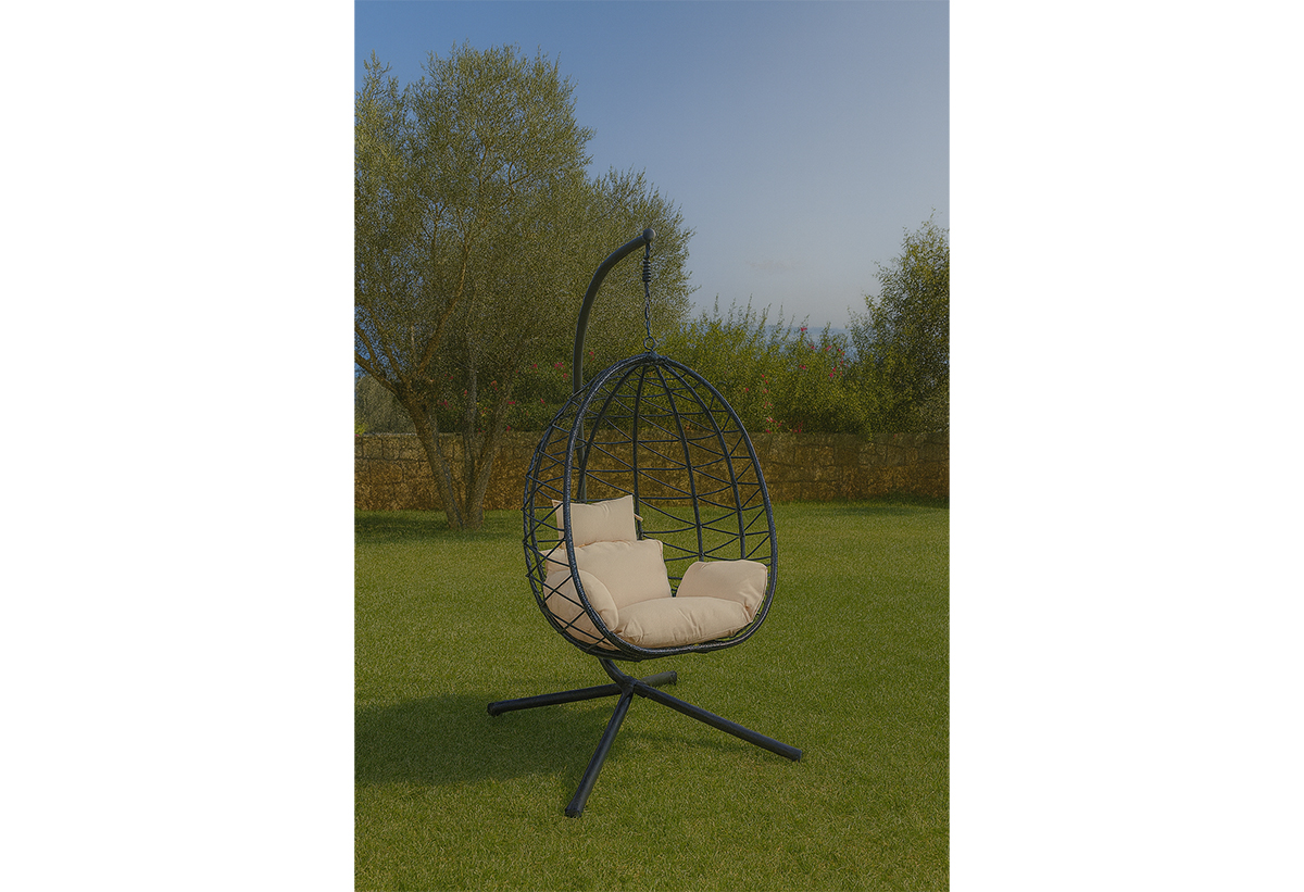 Απεικονίζεται η πολυθρόνα δίπλα σε τραπέζι εξωτερικού χώρου.